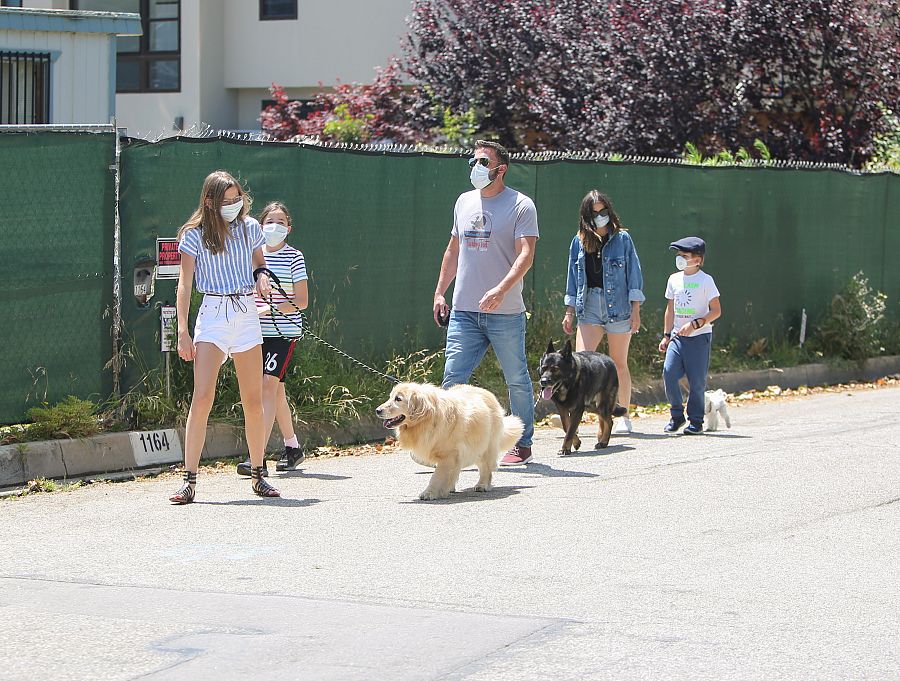Ben Aflleck con sus hijos y Ana de Armas de paseo por Los Ángeles
