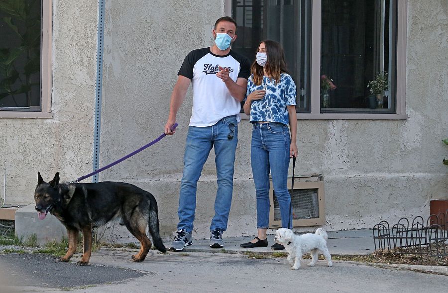 Ana de Armas y Ben Affleck paseando con sus perros en Los Ángeles