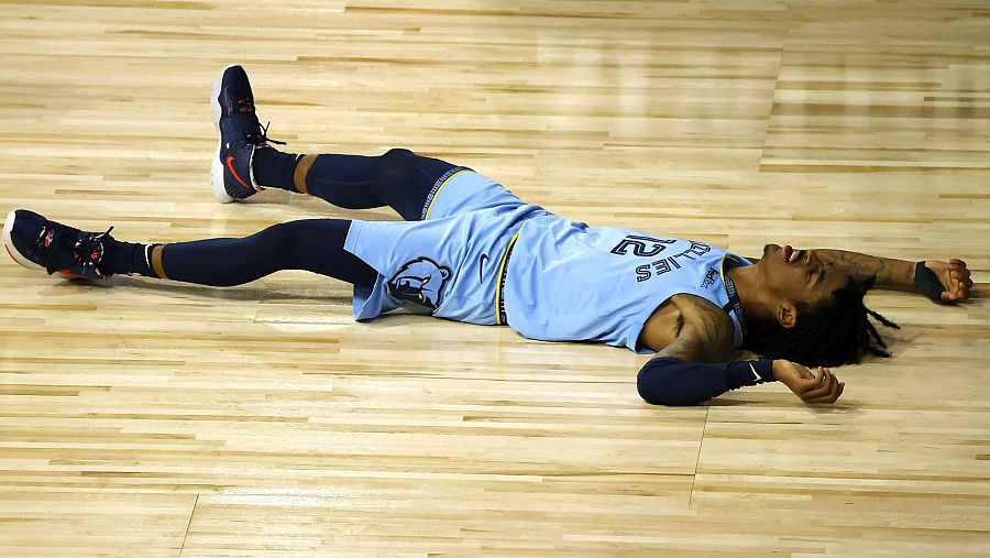 El 'rookie' de Memphis Grizzlies, Ja Morant, exhausto tras la derrota ante Portland
