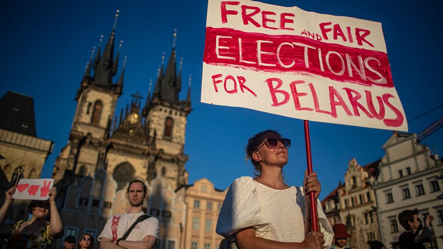 Una mujer sostiene una pancarta en la que se piden elecciones libres y limpias en Bielorrusia