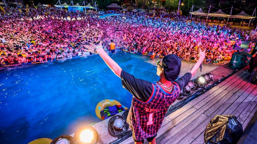 Miles de personas asisten a una fiesta de música electrónica en Wuhan este 15 de agosto