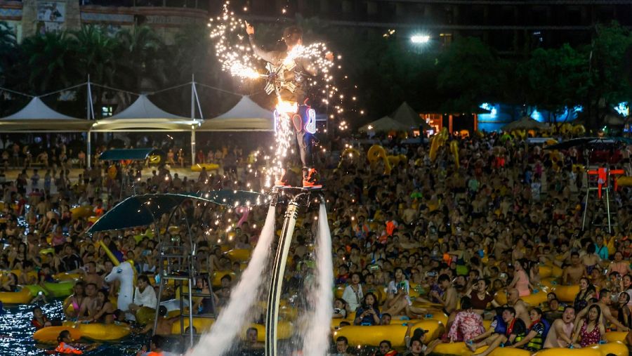Los asistentes, sin mascarillas, observan el espectáculo en el parque acuático