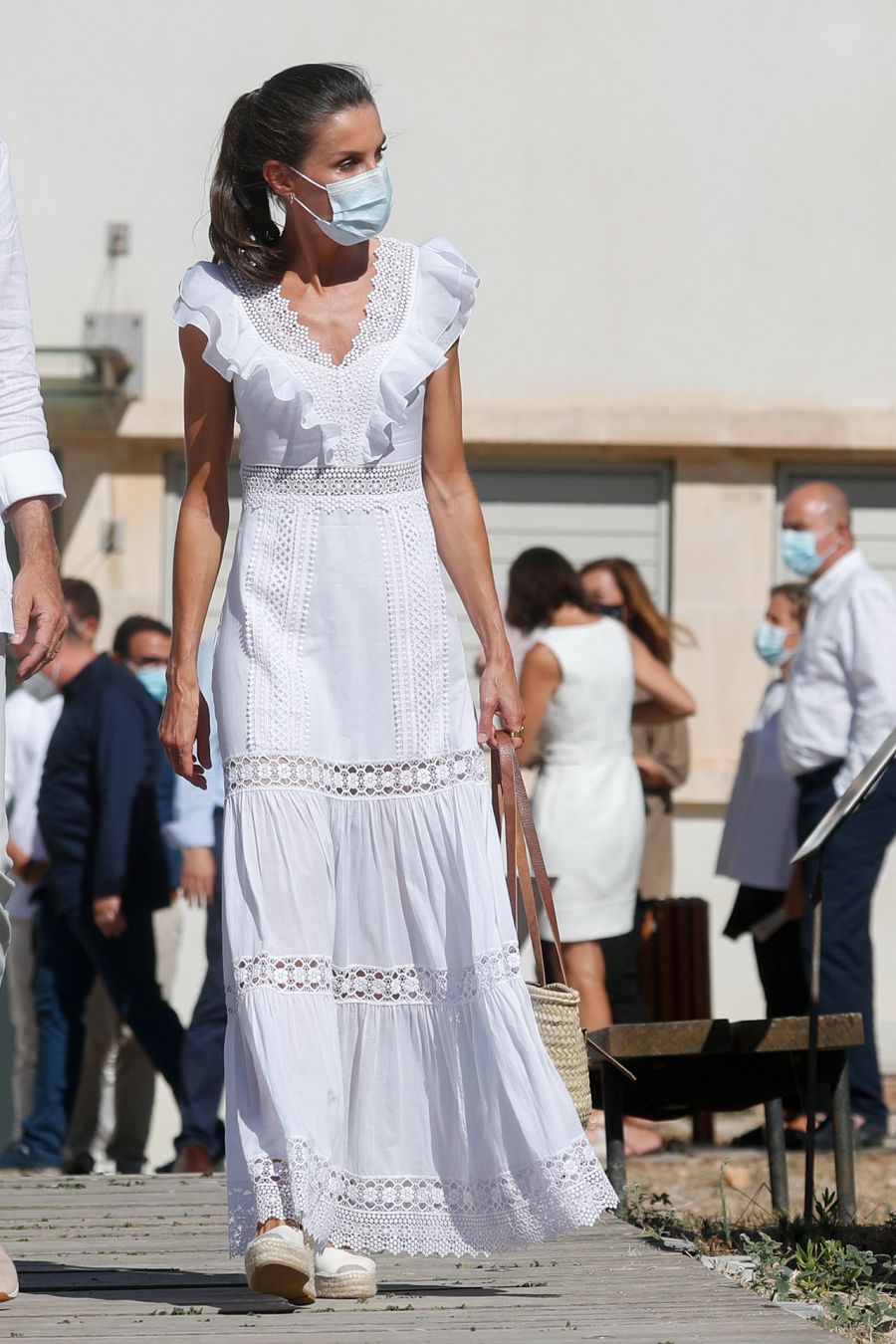 La reina apoya la Moda Adlib con vestido de Charo Ruiz