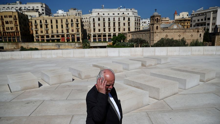 Un hombre hace un gesto mientras pasa junto a las tumbas de las personas que murieron durante el atentado de 2005, que mató al ex primer ministro libanés Rafik al-Hariri