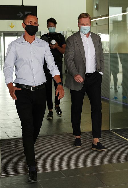 Ronald Koeman (dcha) llega a Barcelona