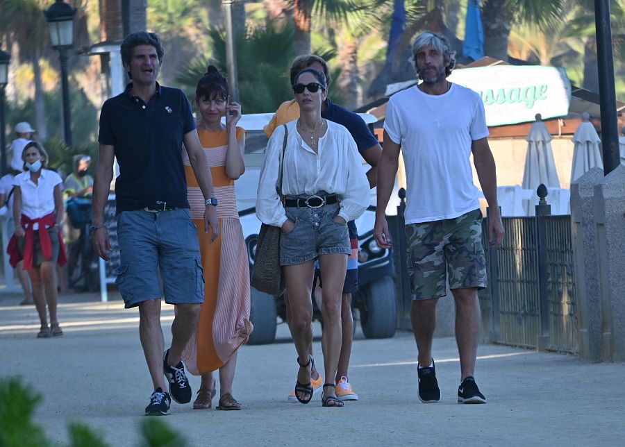 Eugenia Silva y Alfonso de Borbon por las calles de Marbella