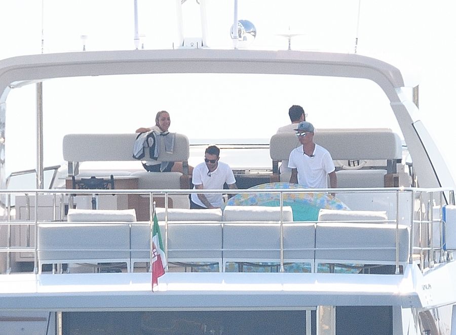 Cristiano Ronaldo con Georgina Rodríguez en un barco en Sanremo