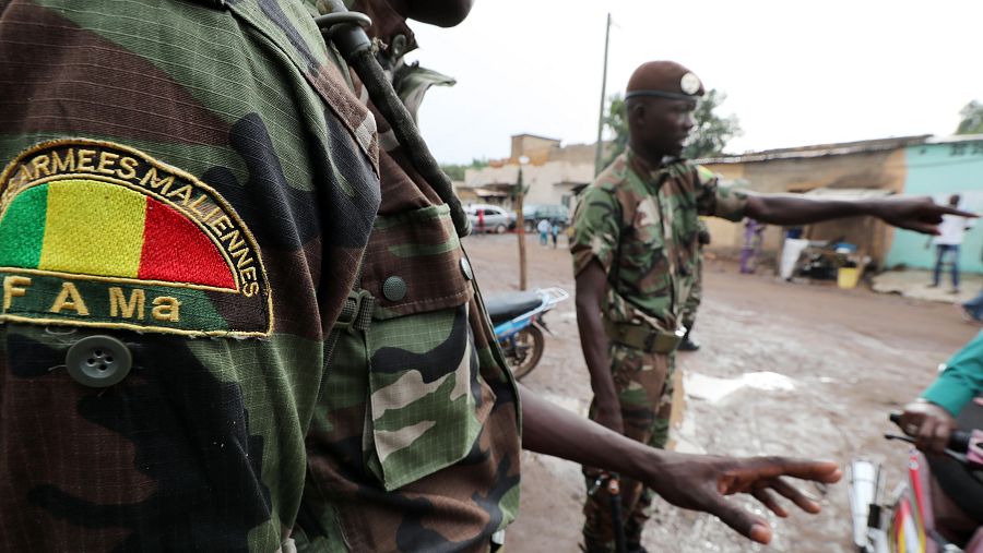 Soldados malienses montan guardia en un colegio electoral en Bamako el pasado 29 de julio de 2019.