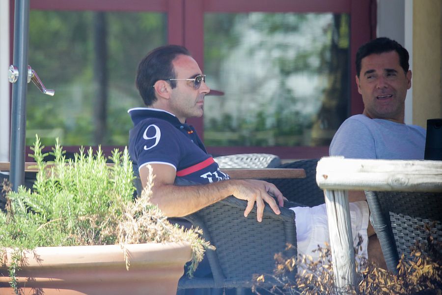 Enrique Ponce en una terraza de Beziers, Francia