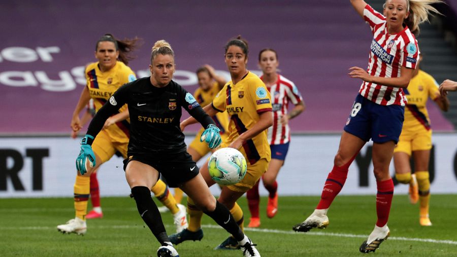 Imagen: Sandra Paños, superada en la jugada que acabó con remate alto de Strom