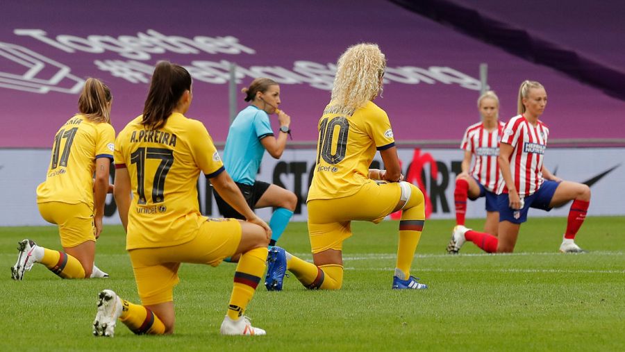 Imagen: Antes del pitido inicial, se arrodillaron contra el racismo