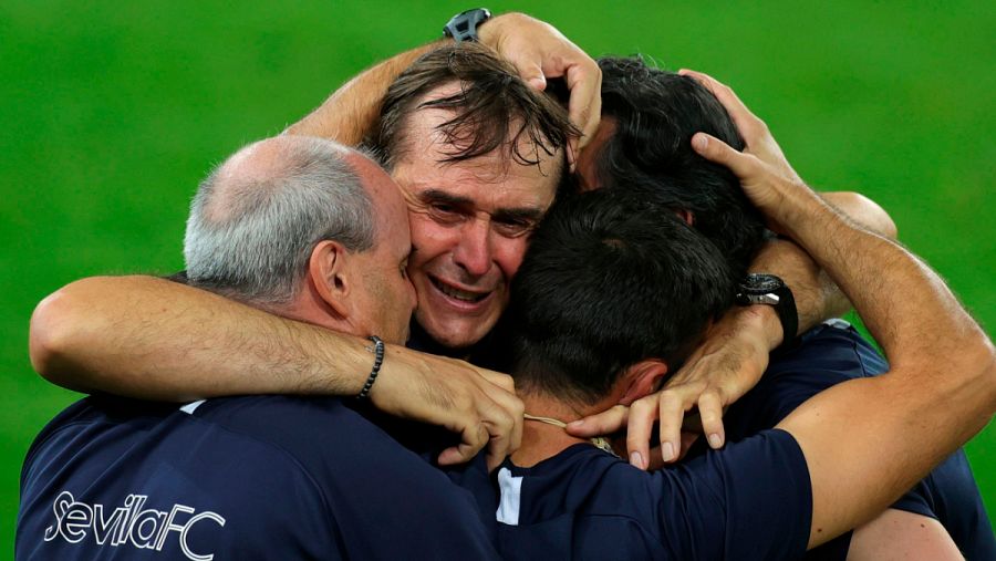 Imagen: Lopetegui, entre lágrimas, se abraza con su cuerpo técnico