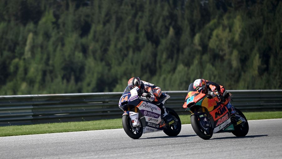 Imagen: Arón Canet (i) saladrá desde la pole por delante de Jorge Martín (d)