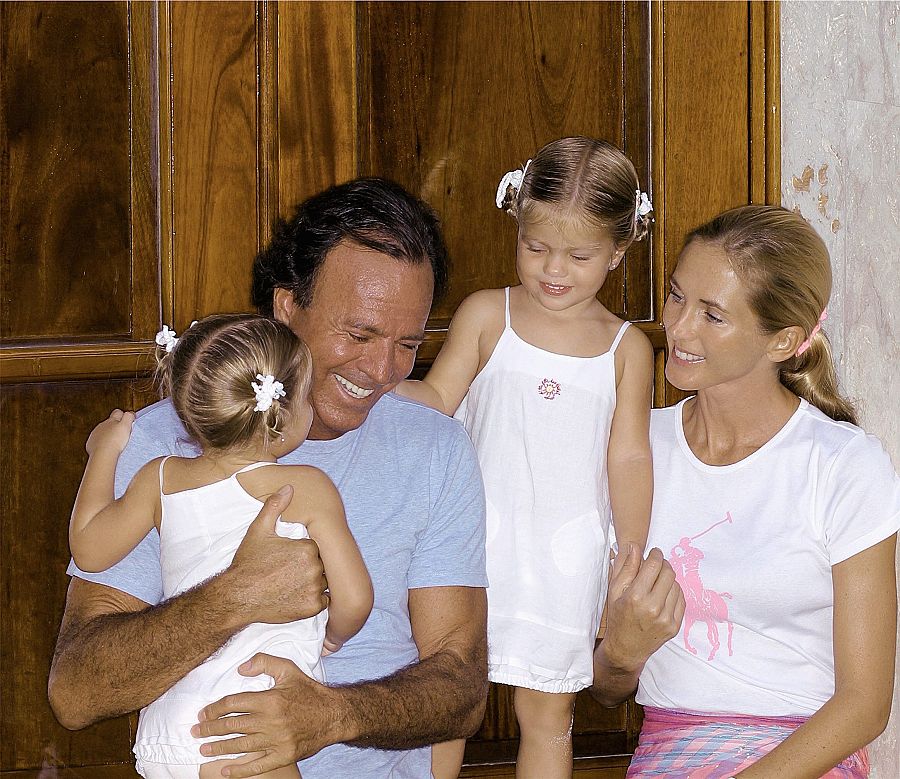 Famoso posado de Julio Iglesias y Miranda Rijnsburger junto a sus hijas Victoria y Cristina