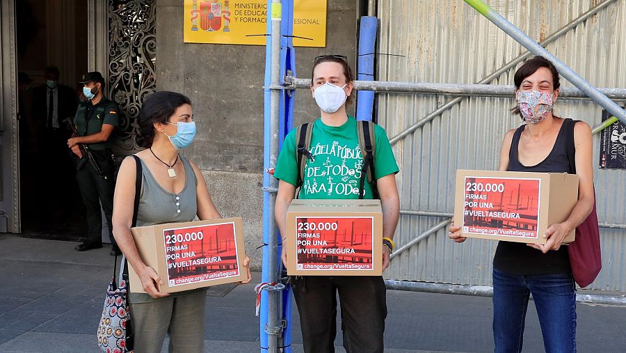 Un grupo de profesores entrega en el Ministerio de Educación, cuatro cajas con 230.000 firmas para exigir 