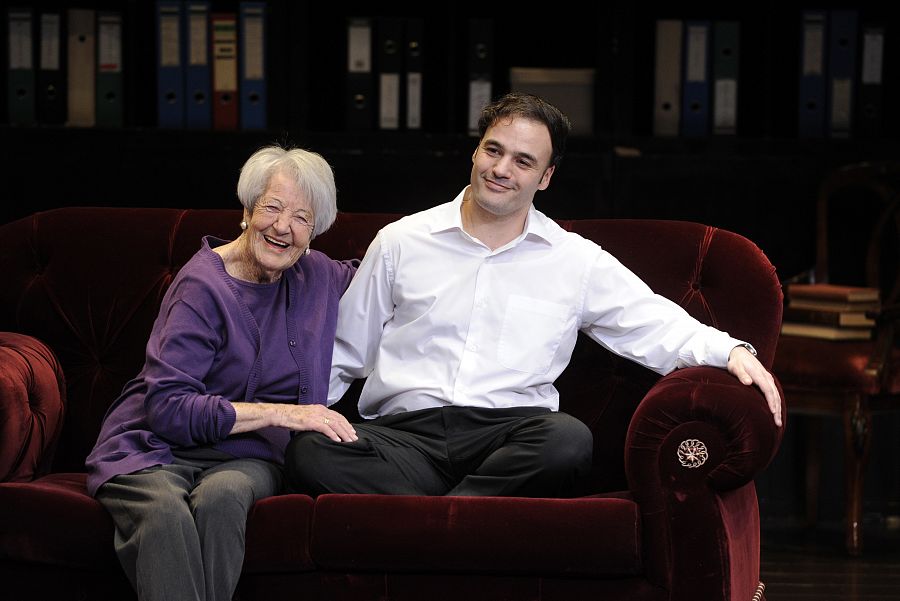 Liberto Rabal junto a su abuela, Asunción Balaguer, durante la representación de 'Una vida robada' (2014)