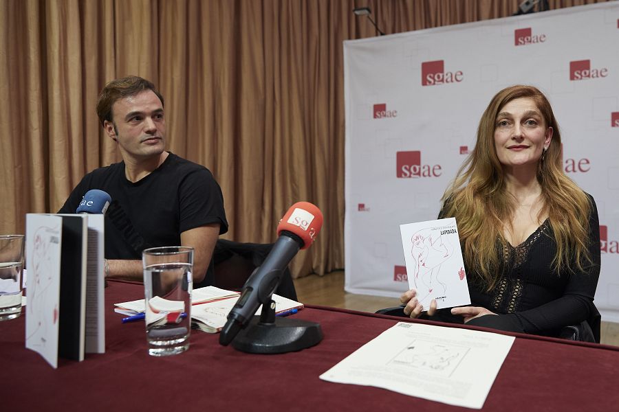 Adriana Davidova y Liberto Rabal en la presentación del libro 'Lapidada' en Madrid el 28 de enero de 2020