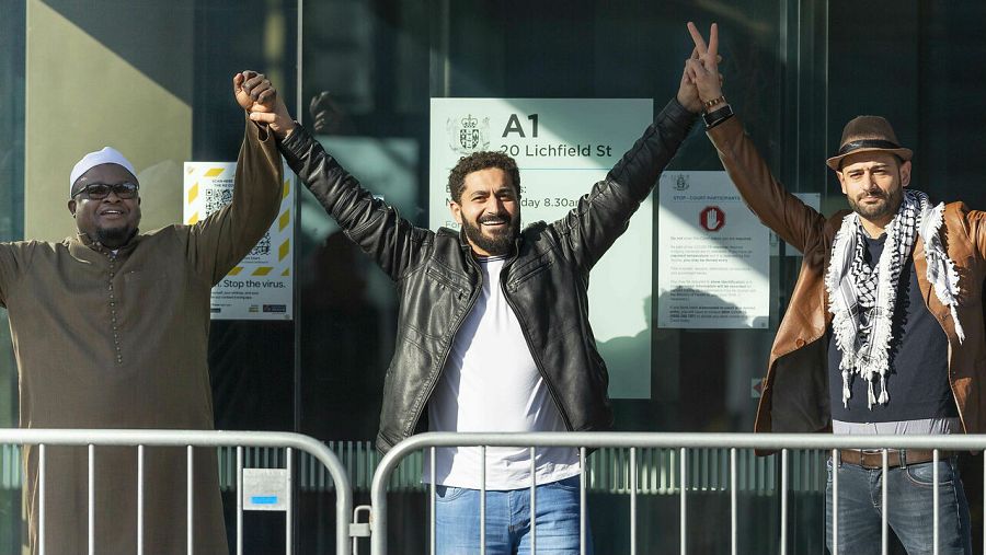 Gesto de supervivientes frente al Tribunal Superior en Christchurch, en Nueva Zelanda, tras el dictamen del tribunal.