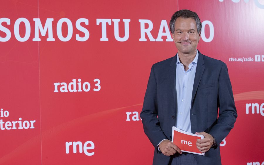 Íñigo Alfonso se mantiene al frente de 'Las mañanas de RNE'.