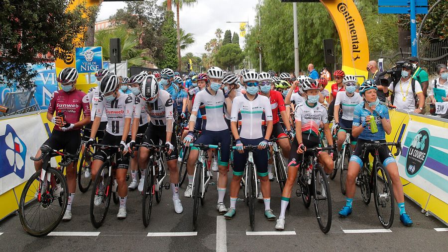 Imagen: Las ciclistas con mascarilla antes de la salida