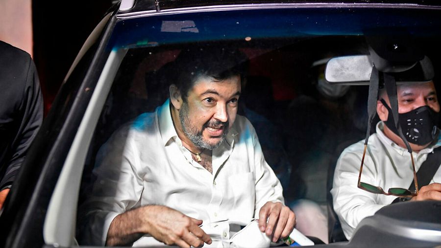 Roberto Marrero, jefe de gabinete de Juan Guaidó, saluda al salir de la sede del Servicio Bolivariano de Inteligencia Nacional (SEBIN).