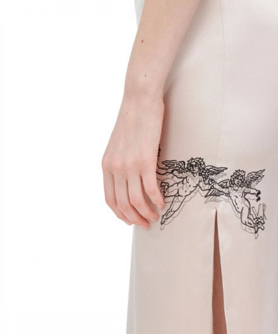 El 'tattoed silk dress' de Irina Shayk (detalle)