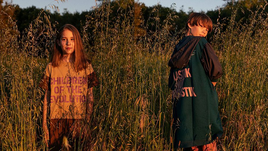 Ropa unisex que elimina la división entre niños y niñas, que cuida el planeta y enseña un consumo responsable