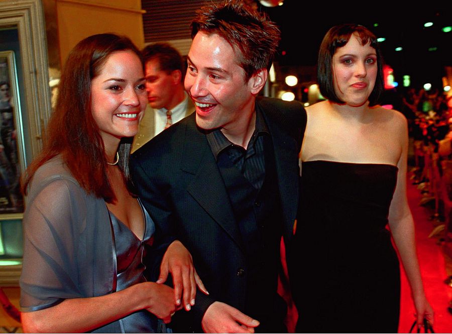 Keanu Reeves llega a la alfombra roja del prestreno de 'Matrix' (1999) con nsus hermanas, Kim y Karina