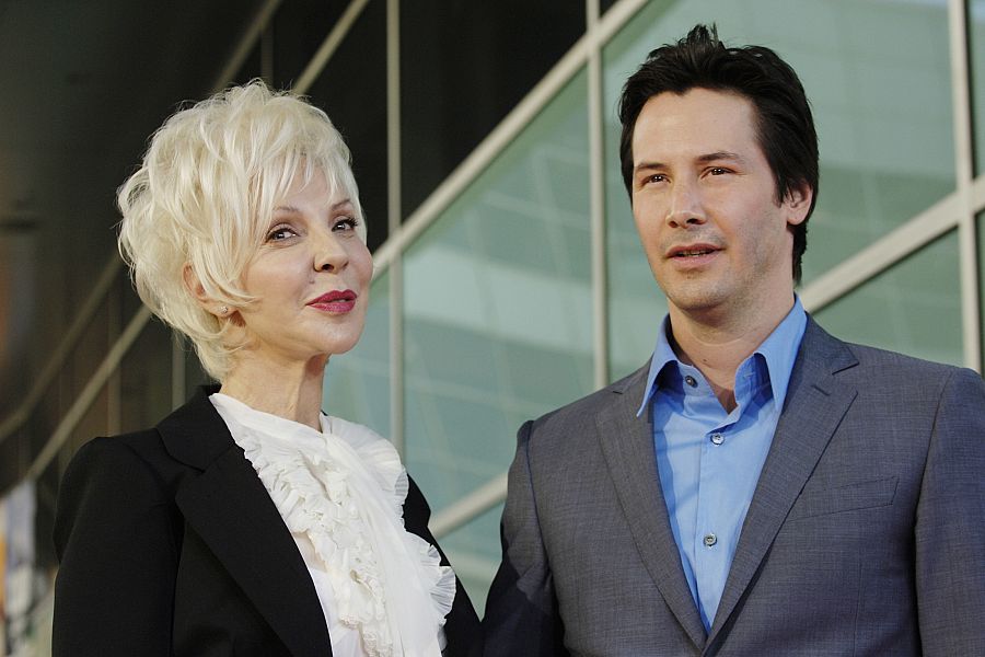 Keanu Reeves posa con su madre en la premiere de 'La casa del lago'