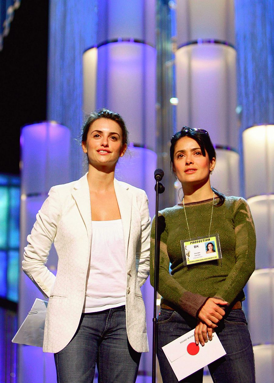 Penélope Cruz y Salma Hayek ensayan su presentación de los Oscar