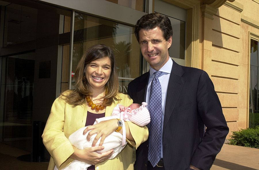 Xandra Falcó y Jaime Carvajal de Hoyos presentando a la prensa a su hija Camila recién nacida