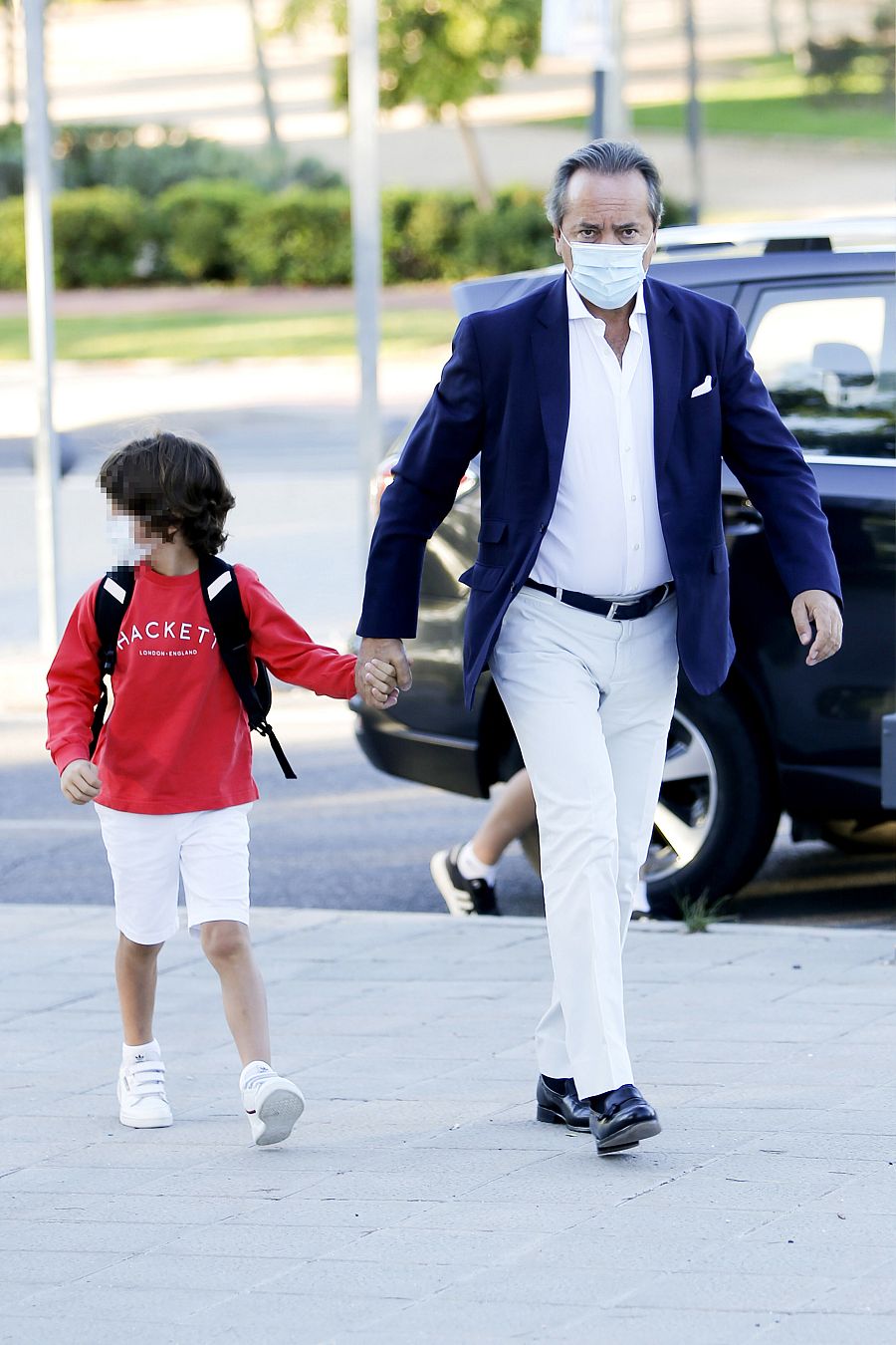 El empresario Javier Revuelta lleva a su hijo a clase el 3 de septiembre