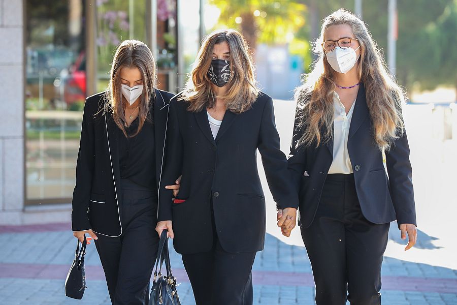 Xandra Falcó llega al entierro de su marido acompañada por dos de sus hijas