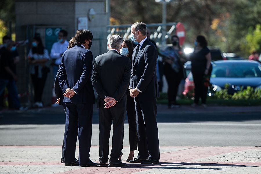 Los Reyes, Don Felipe y Doña Letizia, acuden al entierro del marido de Xandra Falcó y saludan al padre y al cuñado del difunto de forma afectuosa