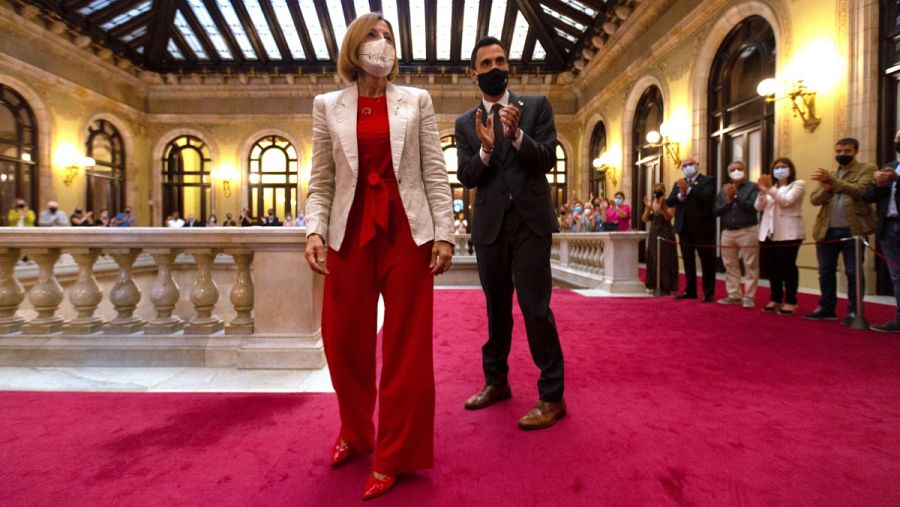 Forcadell, acompañada por Torrent, recibe los aplausos de los trabajadores del Parlamento de Cataluña