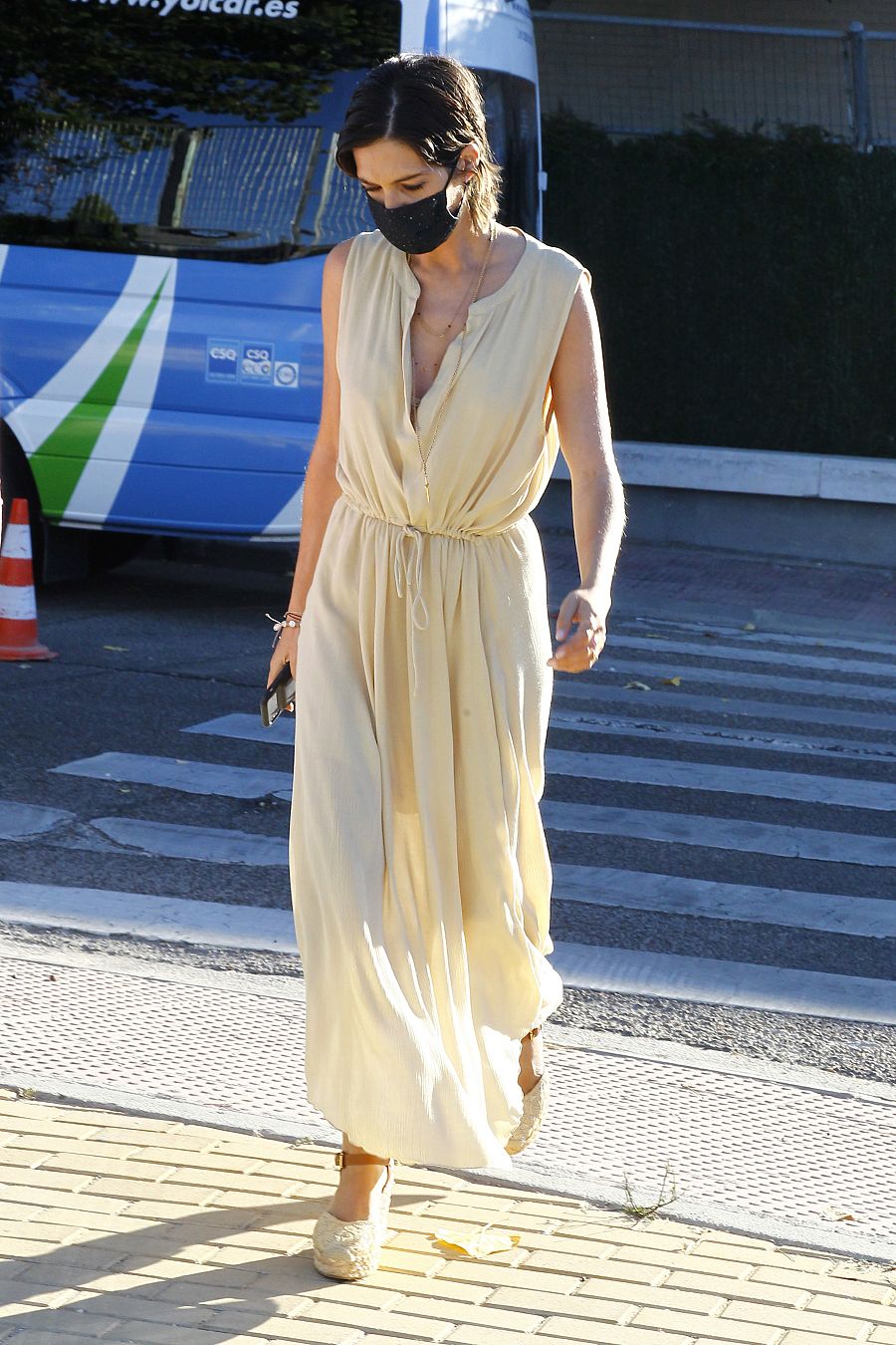 Sara Carbonero con vestido camisero en el primer día de colegio de sus hijos en Madrid