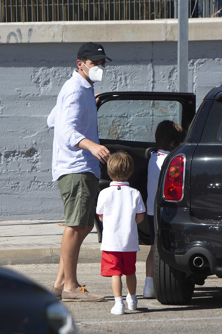 Iker Casillas recoge a sus hijos en su primer día de colegio en Madrid