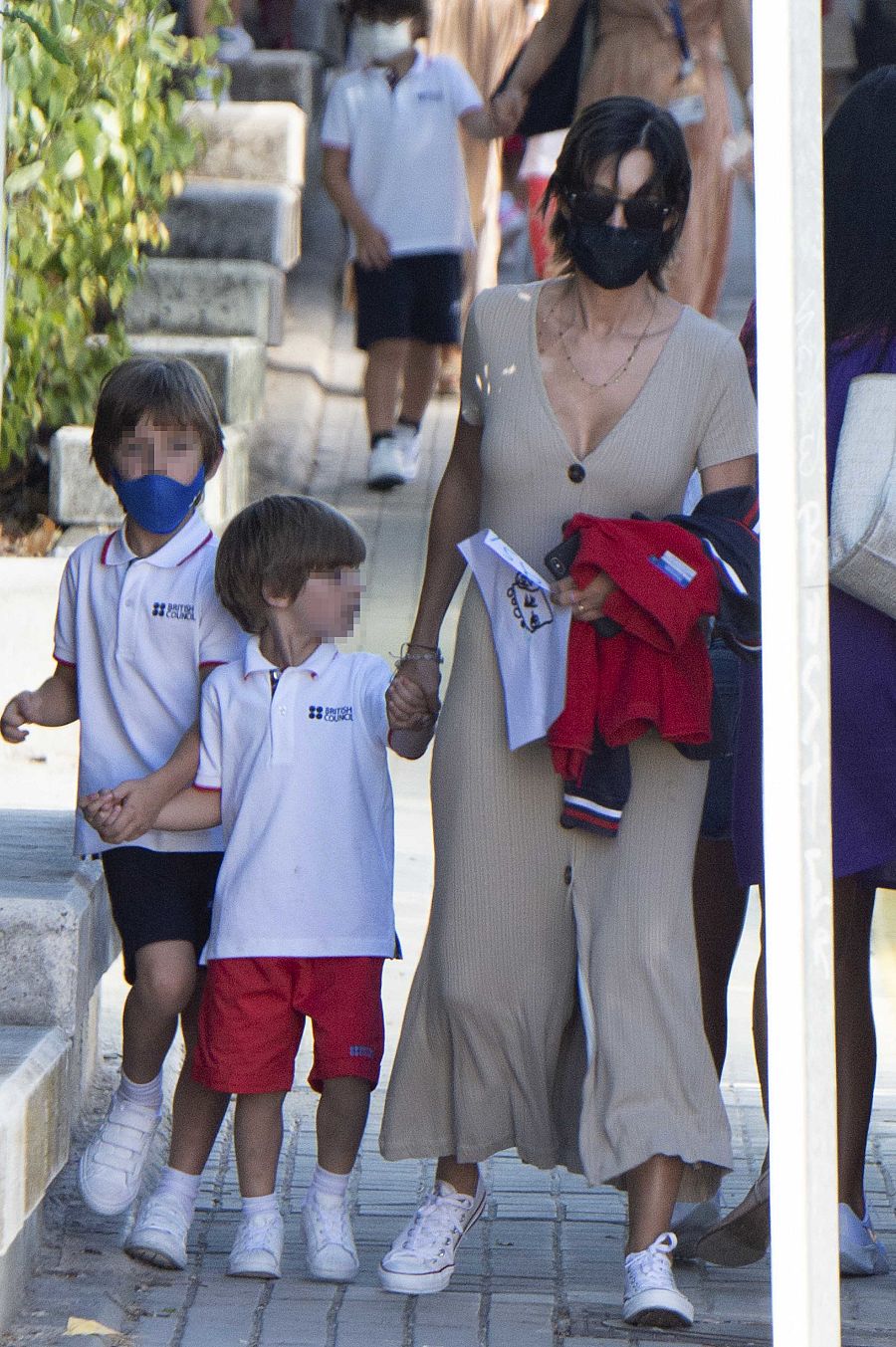 Sara Carbonero recoge a sus hijos del colegio en Madrid