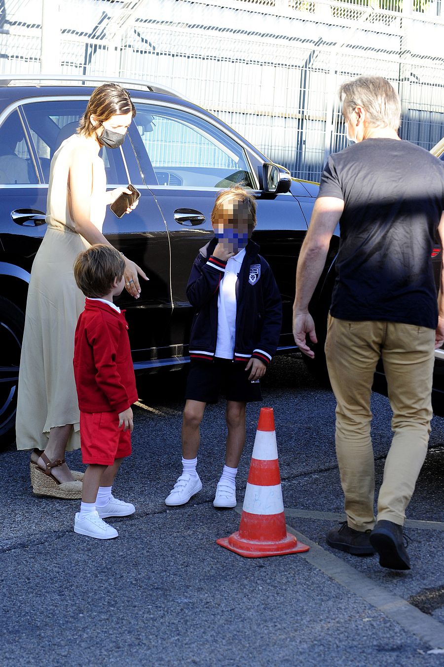Sara Carbonero lleva a sus hijos al colegio en su primer día en la escuela de Madrid