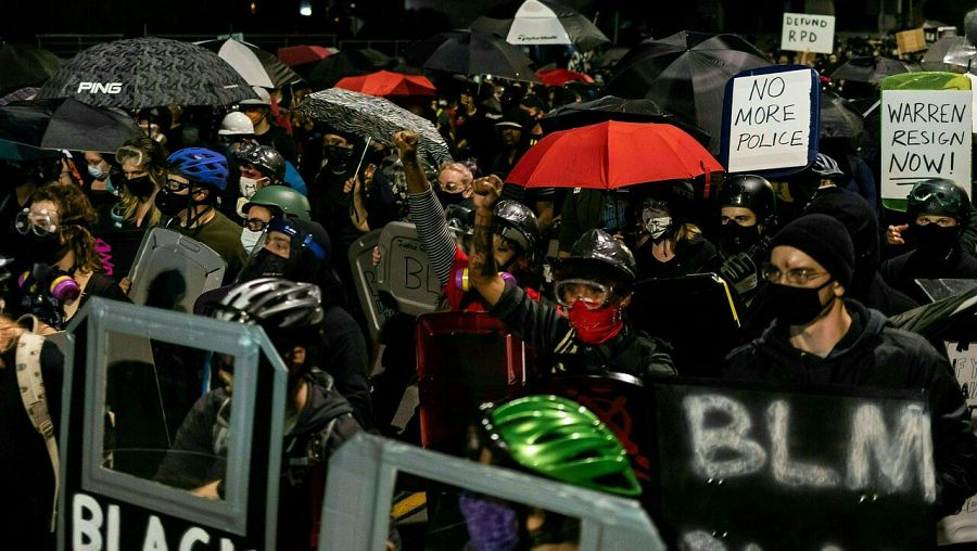 Manifestantes marchan en las calles para protestar contra el racismo tras la publicación del vídeo que muestra la muerte de Daniel Prude mientras estaba bajo la custodia de la Policía de Rochester en Rochester, Nueva York.