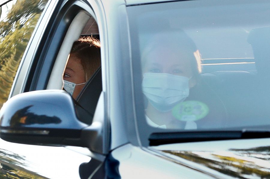 La Infanta Sofía en la parte trasera del coche, acompaña a su hermana Leonor en su primer día de clase