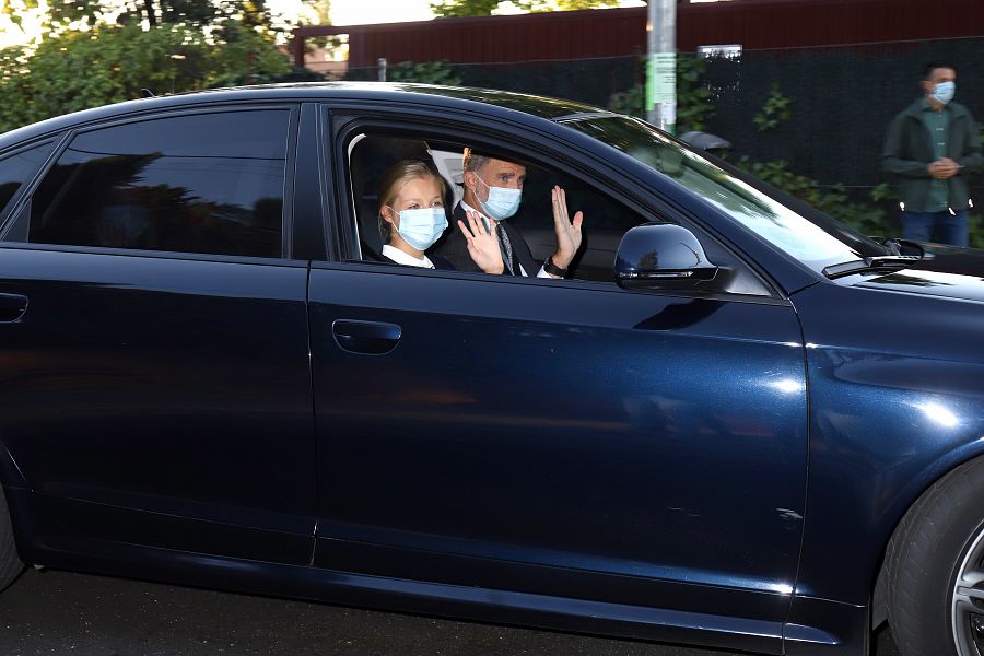 El Rey Felipe VI llevando en coche a la Princesa Leonor el primer día de colegio en la época Covid