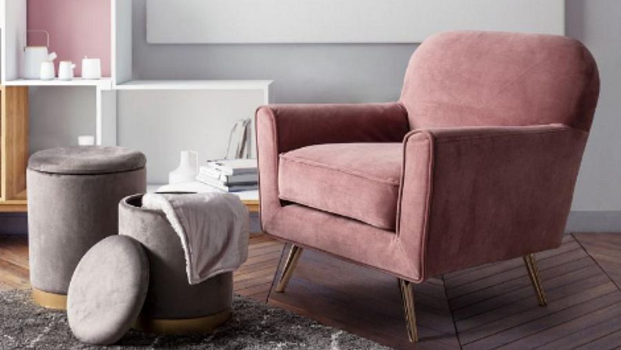 Una buena opción es un pequeño sillón, o un puf de bolas que tanto les gusta, para crear una zona de relax lectura agradable