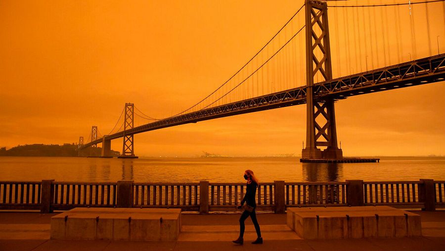 El puente de la bahía de San Francisco y el horizonte de la ciudad están oscurecidos por el humo naranja y la bruma como se ven desde Treasure Island, en San Francisco, California.