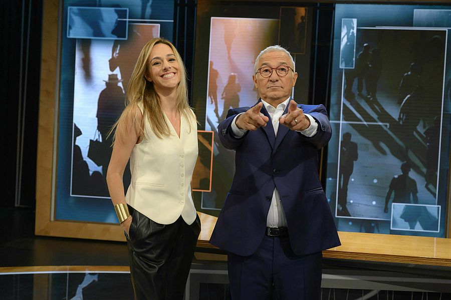 Els presentados Ana Boadas i Xavier Sardà al plató del debat 'Obrim fil'