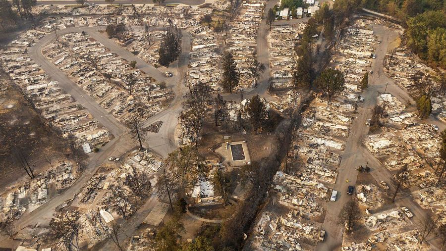 Un parque de casas móviles destruido por el fuego en Phoenix, Oregon.