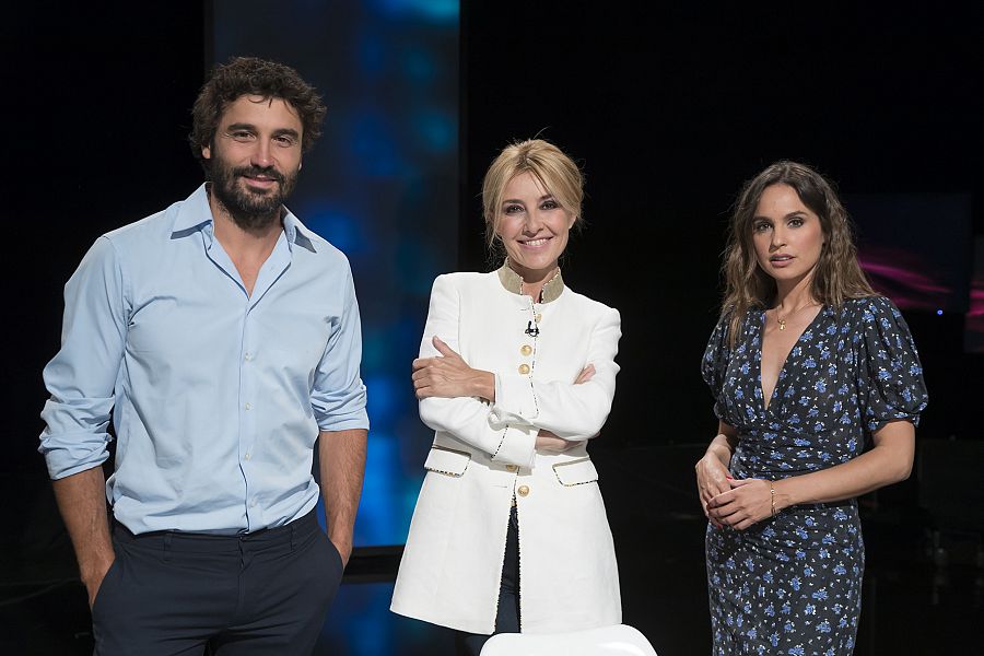 Verónica Echegui y Álex García con Cayetana Guillén Cuervo, en el coloquio