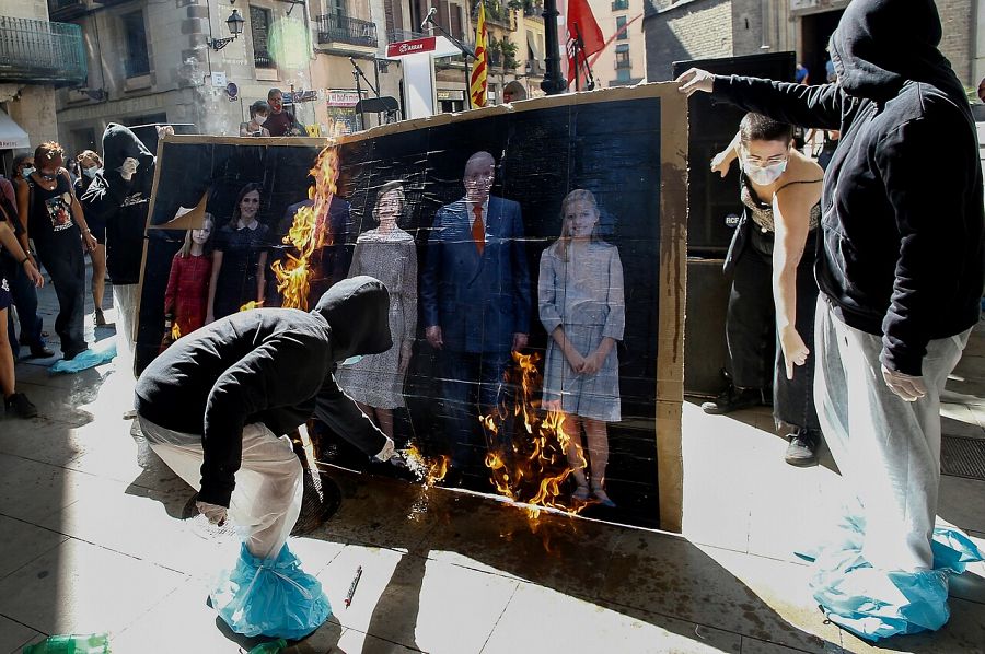 Varios jóvenes queman un retrato de la familia Real