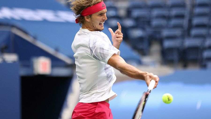 Imagen: Zverev golpea la bola en las semifinales del US Open