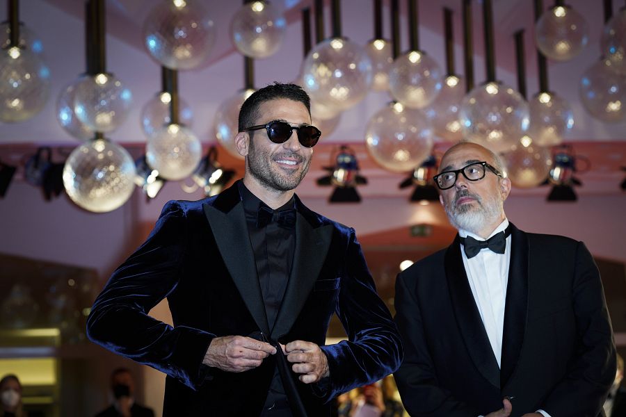 Miguel Ángel Silvestre junto a Álex de la Iglesia en la premiere de 